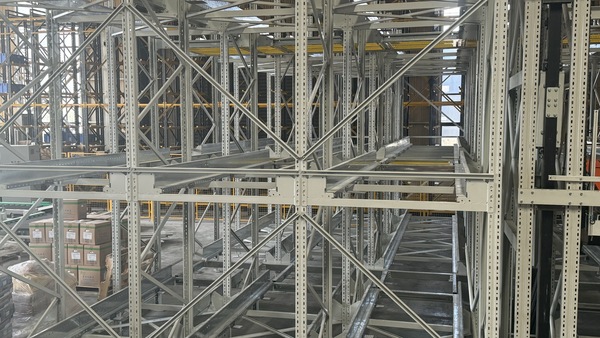 Pallet shuttle racking system