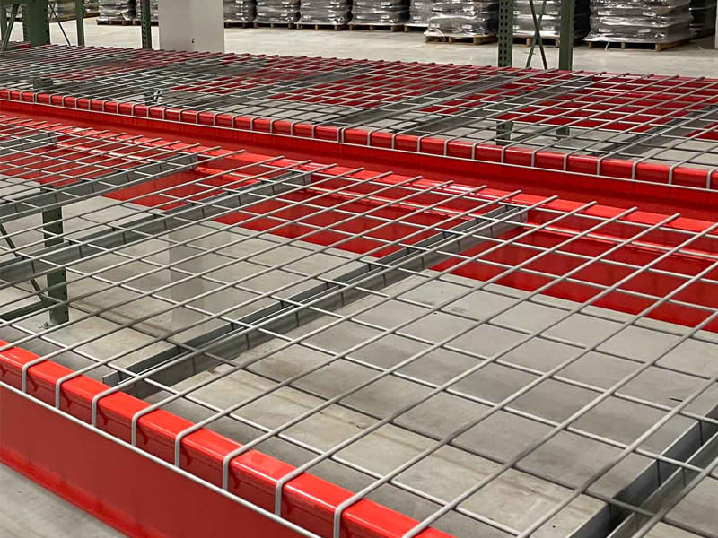 Wire decking for pallet racks